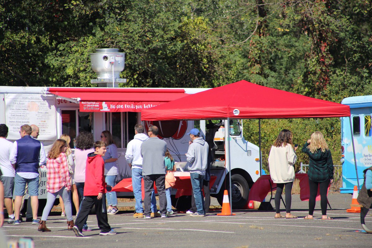 STAR999radio's tweet photo. Fairfield Food Truck Festival now till 7pm at Jennings Beach! @fdchefs @bff_grill @RiceandBeansCT and many more https://t.co/0EVofz0a2E
