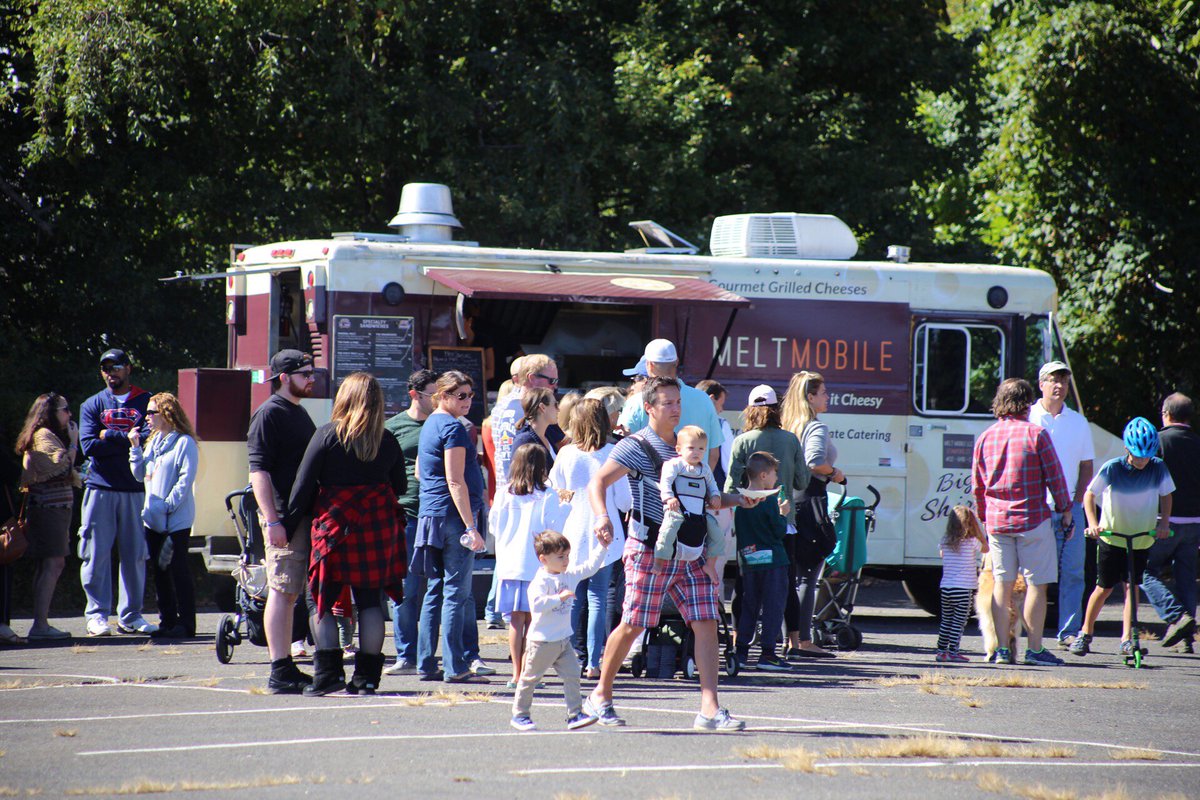 STAR999radio's tweet photo. Fairfield Food Truck Festival now till 7pm at Jennings Beach! @fdchefs @bff_grill @RiceandBeansCT and many more https://t.co/0EVofz0a2E