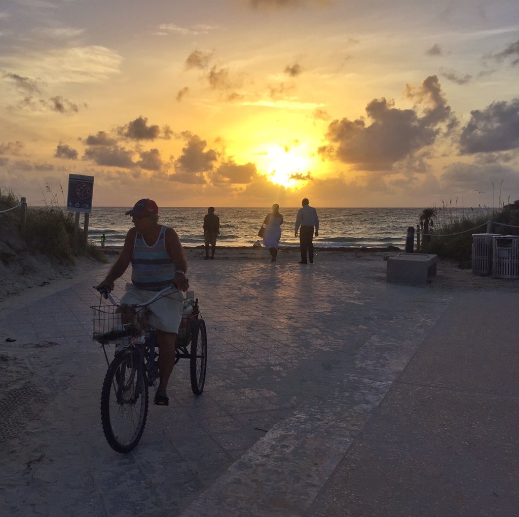Charliblac's tweet photo. ๐๐ฟ12 miles + ๐ธ Views #runmia #runszn #views #MiamiBeach @NikeRunning https://t.co/Kq4LV4Xlsy