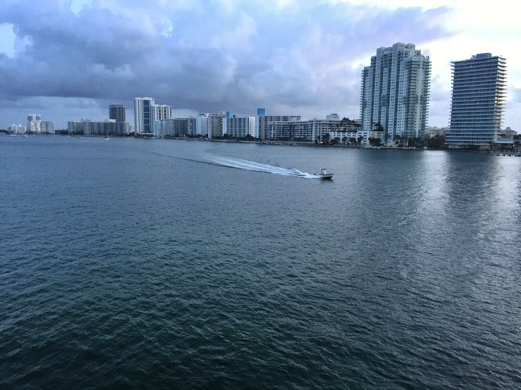 Charliblac's tweet photo. ๐๐ฟ12 miles + ๐ธ Views #runmia #runszn #views #MiamiBeach @NikeRunning https://t.co/Kq4LV4Xlsy