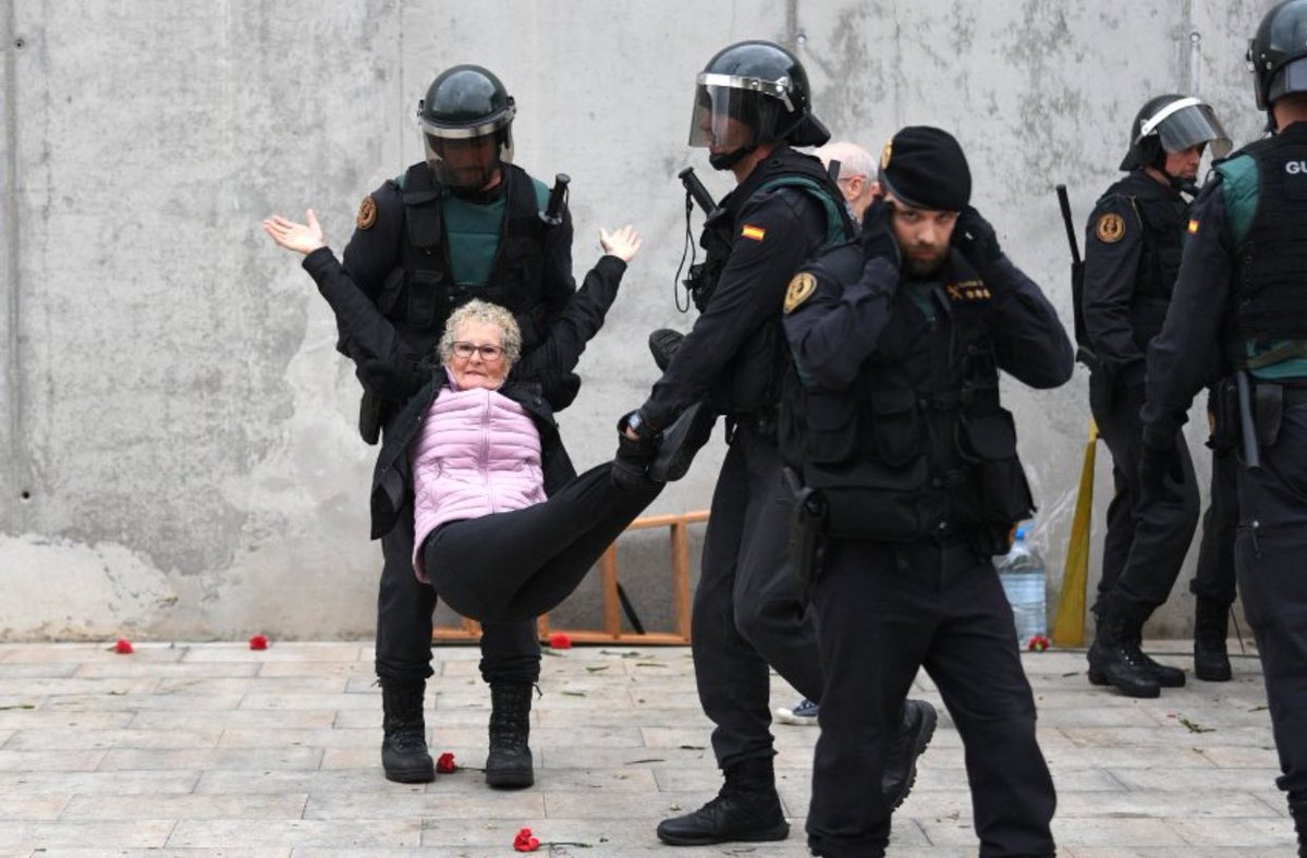 AmirAminiMD's tweet photo. Spain has chosen a rather strange strategy to convince Catalans not to leave them. 

#CatalanReferendum #CatalanReferedendum 
#vergüenza https://t.co/vKufAtMyoF