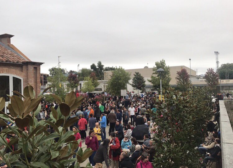 neus_bm's tweet photo. #Cardedeu #resisteix #CatalanRederendum https://t.co/CDVtoe30wF