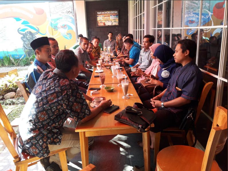 Memori " Diskusi Dengan Mas <a href="/sunaji_bantul/">sunaji zamroni</a> tentang Implementasi UU desa"...
<a href="/as_adi_ku/">Moh As_Adi</a> <a href="/01_ekosty/">Eko Sulistyono</a> <a href="/P3mdBanyuwangi/">P3MD Banyuwangi</a> @arip_28jr <a href="/hariskunaifi/">haris kunaifi</a>