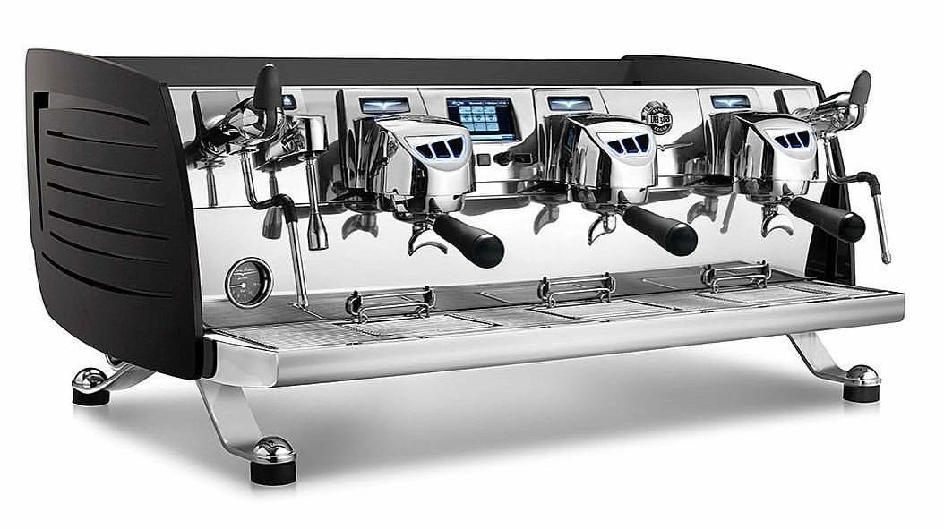 CoffeeMLeasing's tweet photo. VA Black Eagle Grav T3 technology is the most advance espresso machine out there! Lease this from us without any deposit #victoriaarduino https://t.co/1mSlRU18j4