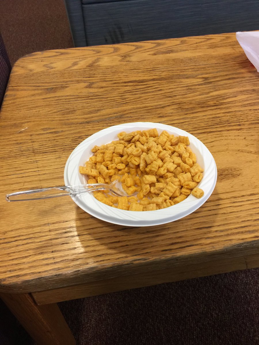 RyanNurm's tweet photo. What a nice morning to enjoy Cap N Crunch cereal! #morning #CapNCrunch #DeanCollege #DeanCOM352 #Cereal https://t.co/eqOKeETqj4