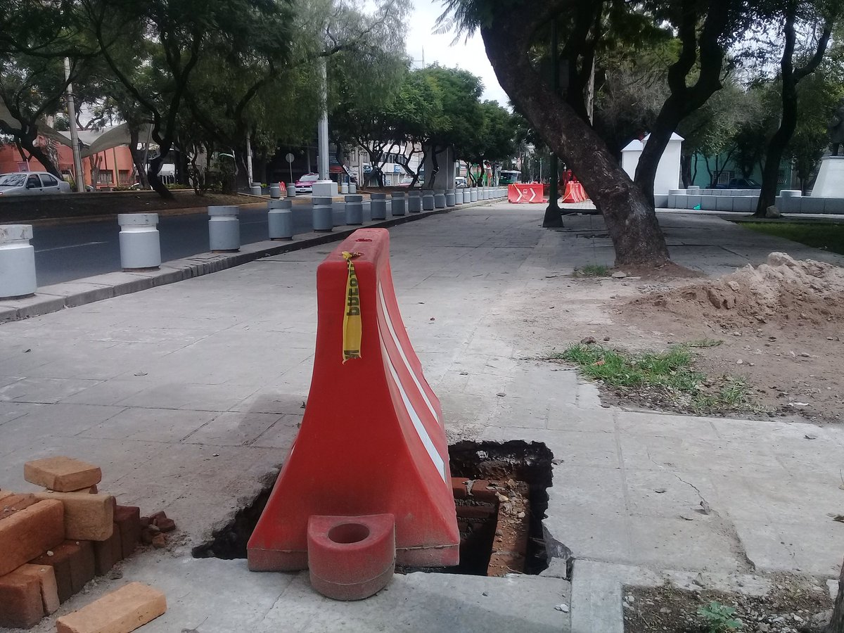 RedEmpGAP's tweet photo. Quitando espacio publico X #Linea7Metrobus #CDMX @AlertaPotrero @batitrion007 @Mayela_Constit @06600Observa @PorlaJuarez @NB_Juarez #RT https://t.co/AeBurDijhp