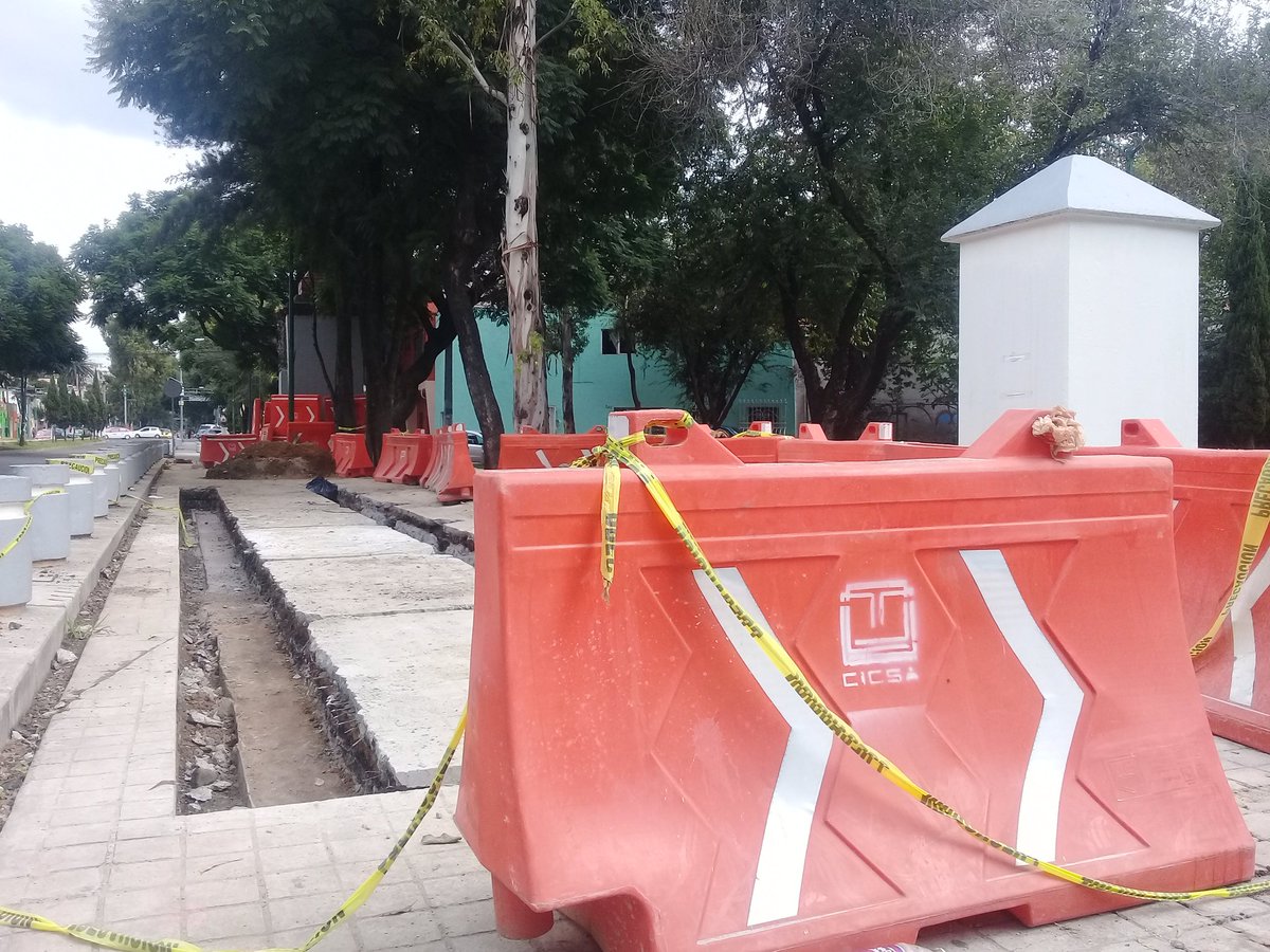RedEmpGAP's tweet photo. Quitando espacio publico X #Linea7Metrobus #CDMX @AlertaPotrero @batitrion007 @Mayela_Constit @06600Observa @PorlaJuarez @NB_Juarez #RT https://t.co/AeBurDijhp