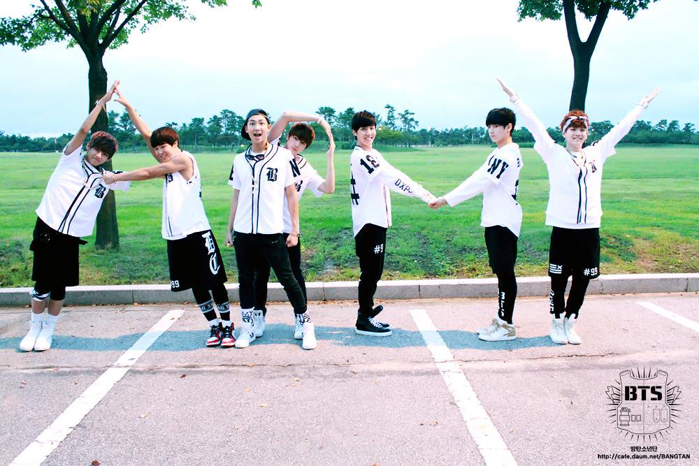 BTSGalaxyTurkey's tweet photo. 3 yıl önce bugün BTS, vücut hareketleriyle ARMY yazdığı fotoğraflarını paylaşmıştı 💜😊 https://t.co/0guhAUi9Ni