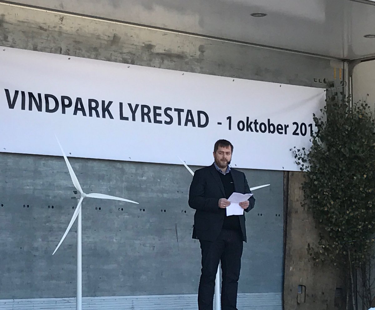 PerSellden's tweet photo. Rabbalshede Krafts VD Mads Miltersen vid invigningen av #vindpark Lyrestad idag med elnätsanslutning till @EllevioAB #elnät https://t.co/mlgBbOXYxS