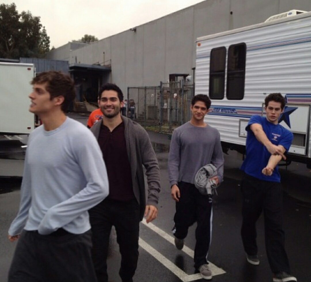 tylerposeychi's tweet photo. Nuevas fotos no vistas.

Bts de las temporadas https://t.co/5p3RsySjuG
