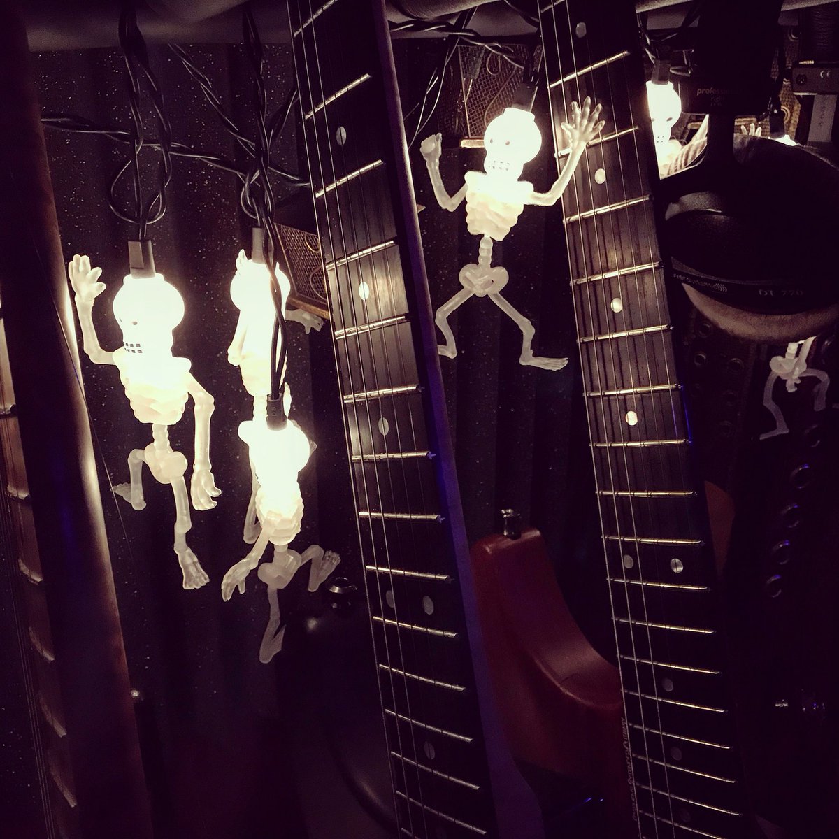 dellusgtr's tweet photo. Decorating for the holidays! #sundayfunday #october #tistheseason #guitar #rock #metal #untilthebones https://t.co/pyT1H79vnS