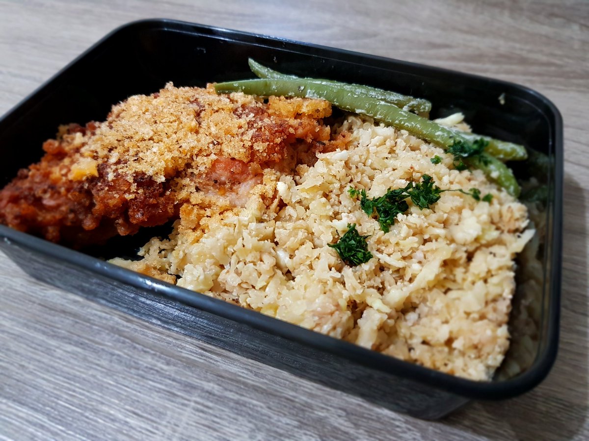 AbbieReal's tweet photo. #Keto Lunch Later: Chicarones Fried Chicken with Caulirice by #KetosofManila. (Shot on a #SmartGalaxyNote8) https://t.co/Fe0TjBlBFs