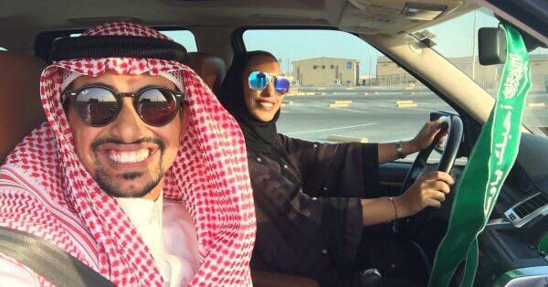 SaudiNews50's tweet photo. مواطن ينشر له صورة وهو برفقة زوجته ويقوم بتدريبها على قيادة السيارة .
.
#الملك_ينتصر_لقيادة_المرأة #السماح_بقيادة_المرأة_للسيارة
. https://t.co/wmijeEtAOJ