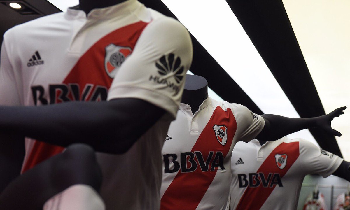 RiverPlate's tweet photo. ¿Ya tenés el nuevo Manto Sagrado? Vení al @adidasAR del @MuseoRiver y conseguilo o entrá en https://t.co/kFwtJHvAFX ⚪️🔴⚪️🙌🏻 https://t.co/mR2bsm0uBx