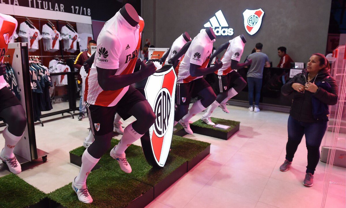 RiverPlate's tweet photo. ¿Ya tenés el nuevo Manto Sagrado? Vení al @adidasAR del @MuseoRiver y conseguilo o entrá en https://t.co/kFwtJHvAFX ⚪️🔴⚪️🙌🏻 https://t.co/mR2bsm0uBx