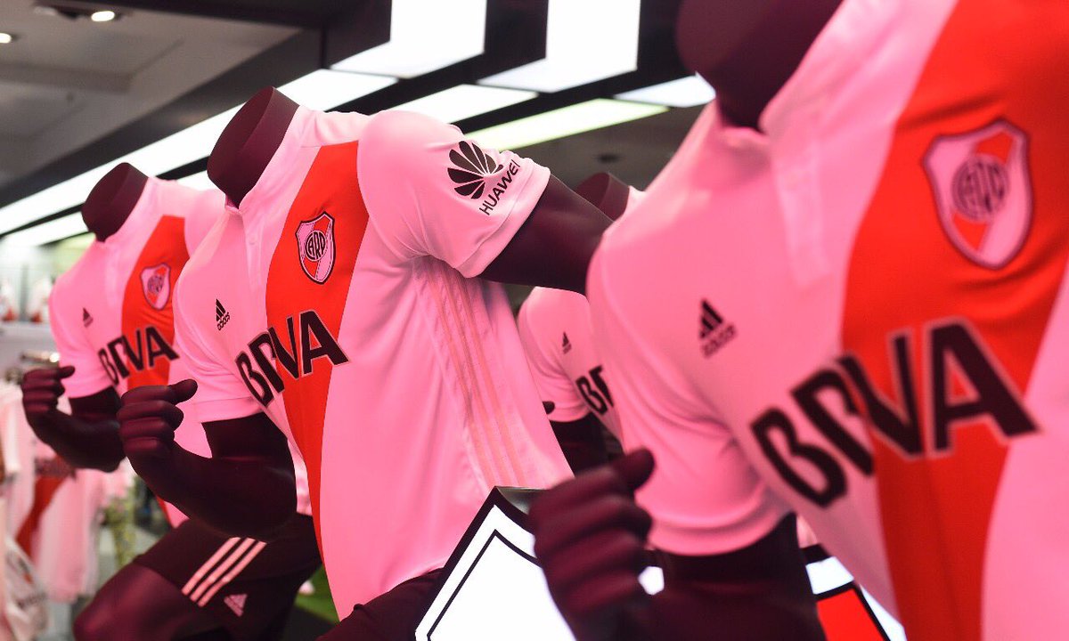 RiverPlate's tweet photo. ¿Ya tenés el nuevo Manto Sagrado? Vení al @adidasAR del @MuseoRiver y conseguilo o entrá en https://t.co/kFwtJHvAFX ⚪️🔴⚪️🙌🏻 https://t.co/mR2bsm0uBx