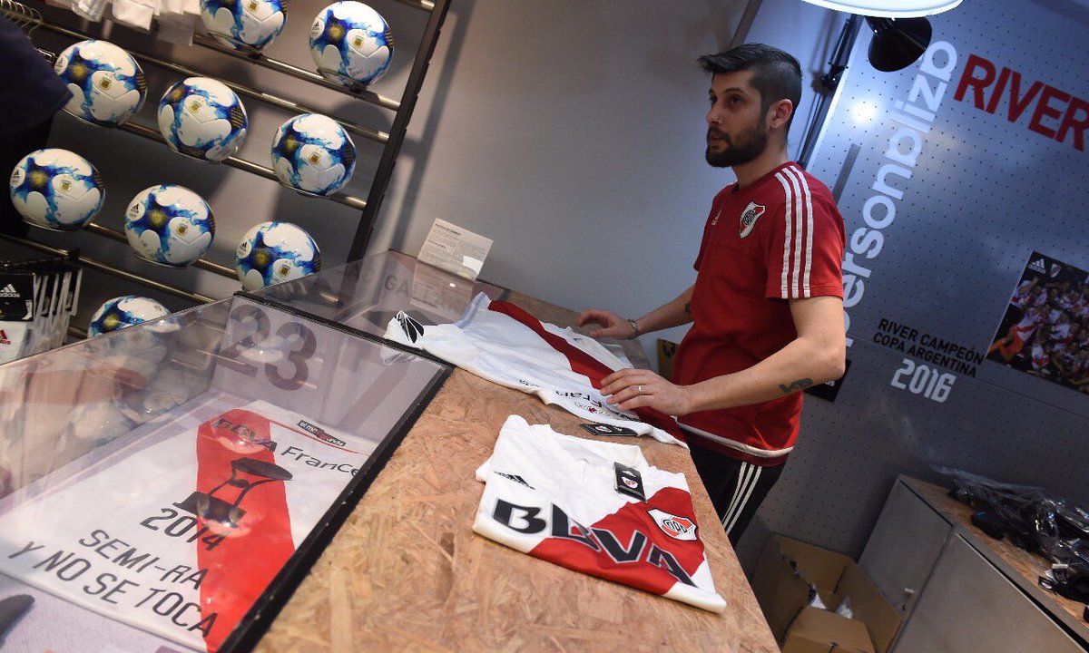 RiverPlate's tweet photo. ¿Ya tenés el nuevo Manto Sagrado? Vení al @adidasAR del @MuseoRiver y conseguilo o entrá en https://t.co/kFwtJHvAFX ⚪️🔴⚪️🙌🏻 https://t.co/mR2bsm0uBx