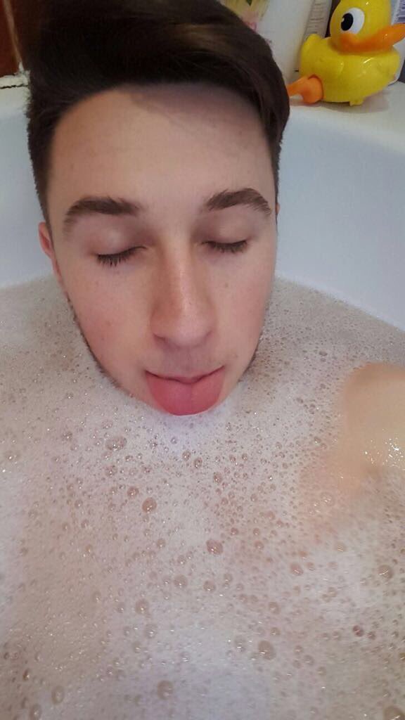 MasonCoookie's tweet photo. When the baths too deep and you can't swim🙁 #passthearmbandsplz https://t.co/MQpmjuvFJ8