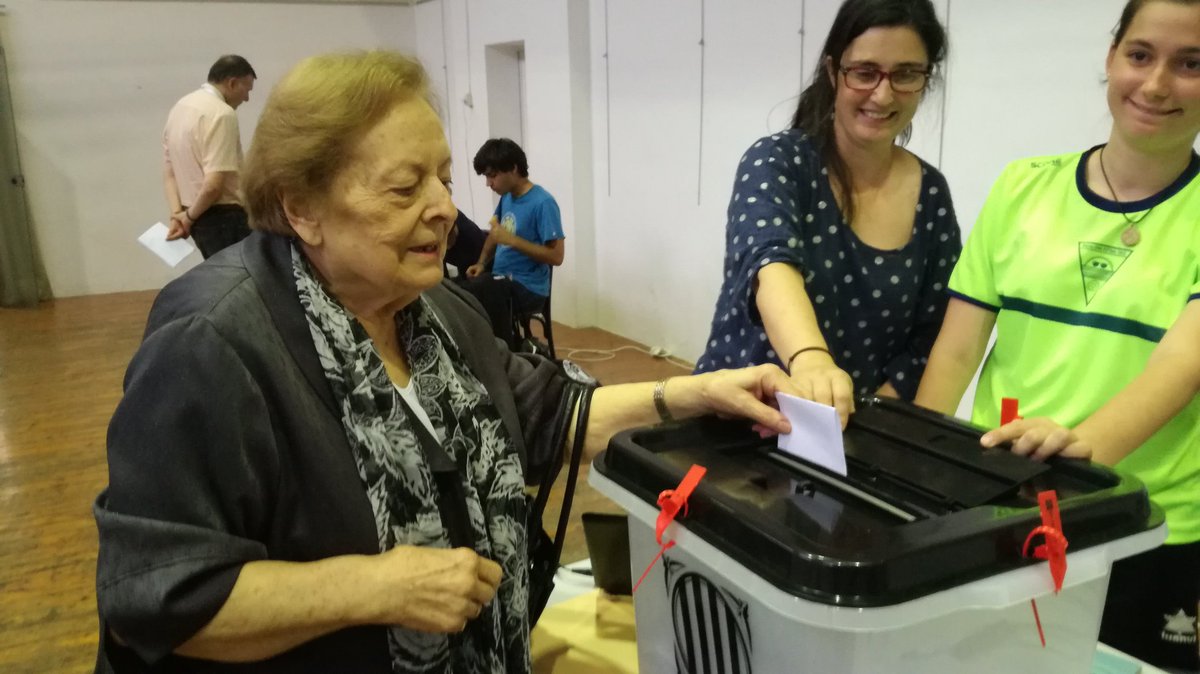 AlbertLloreta's tweet photo. Després de passar-se el dia veient sang a la TV, ha sortit a votar. En arribar han cridat "Furgones!" i ella: tu tira. Ni mica de por, feu. https://t.co/d81CzkIjsp