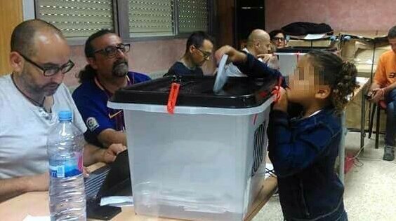 joosearodriguez's tweet photo. Esta es la democracia en el referéndum ilegal de Cataluña, una vergüenza.
👉 Sin censos
👉 Sin DNI 
👉 Votando niños

#CatalanReferendum https://t.co/G3yiXbvsPd