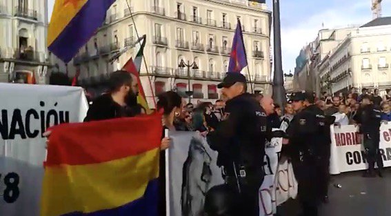 eldiarioes's tweet photo. VÍDEOS | Concentración en Sol por el 1-O al grito de "sí, sí, sí, derecho a decidir" https://t.co/iUK0NAET7A https://t.co/kyZdqY5BOi