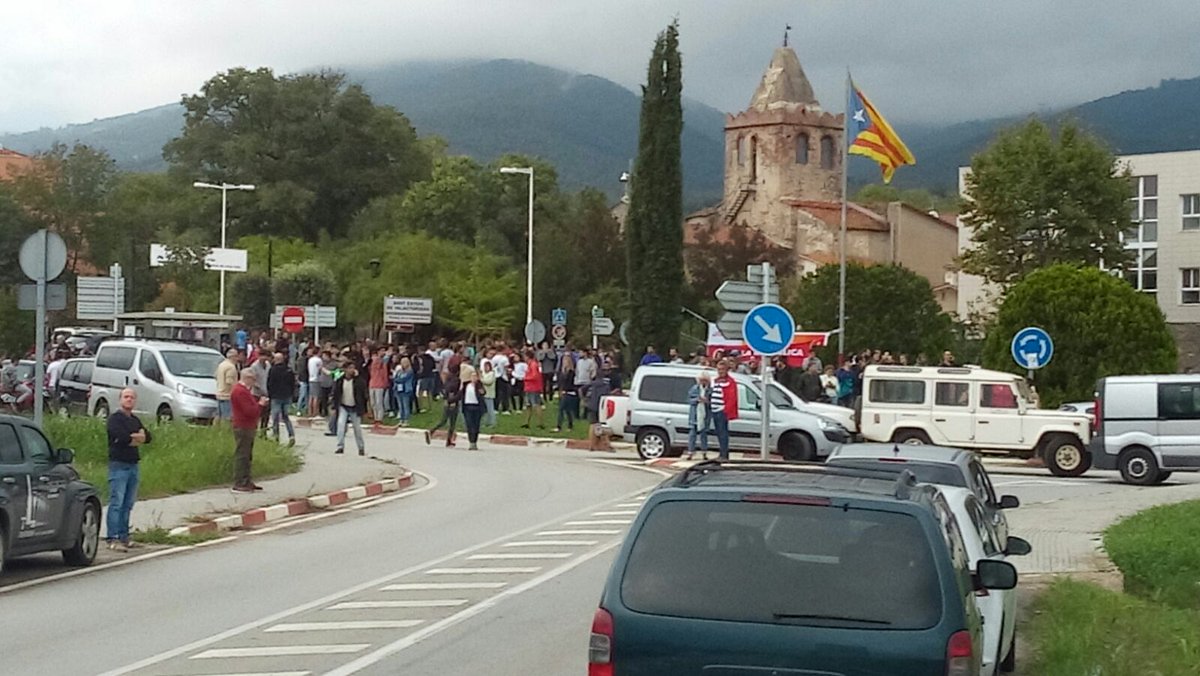VallfloridaDmc's tweet photo. Els catalans FEM COSES sí, i ben collonudes! #CatalanReferendum #SantEsteve  #defensemref https://t.co/G7RIwqn6sB