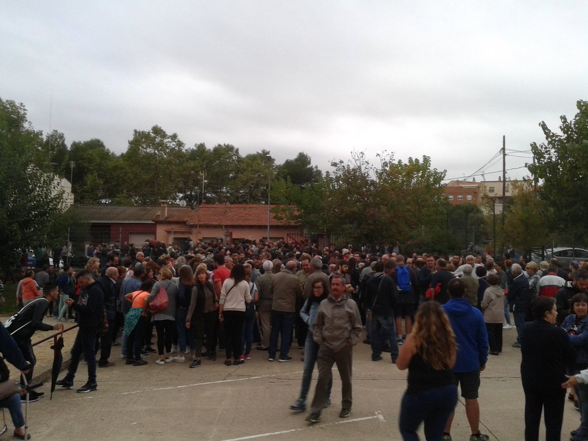 IESPlantada1oct's tweet photo. Davant l'amenaça que comença a aparèixer a la comarca, l'impressionant mur humà que protegeix el Plantada és la garantia. #DefensemRef https://t.co/1iImJY5zqW