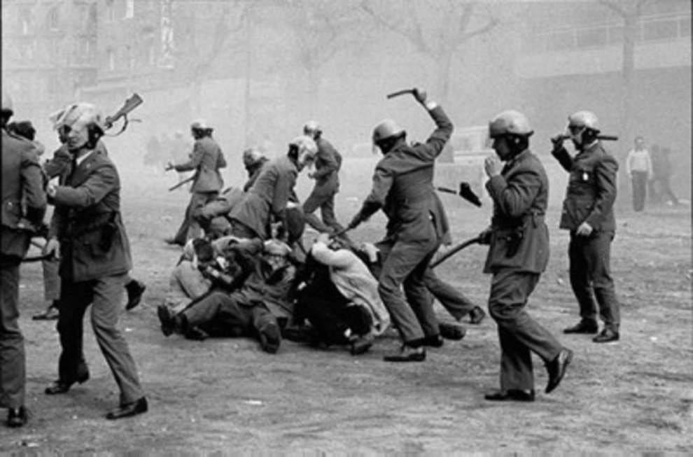 No4vA's tweet photo. Spanish police 1976, during Transition from Franco's dictatorship. 
Spanish police 2017, during the #CatalanReferendum. https://t.co/KqofuONGgW