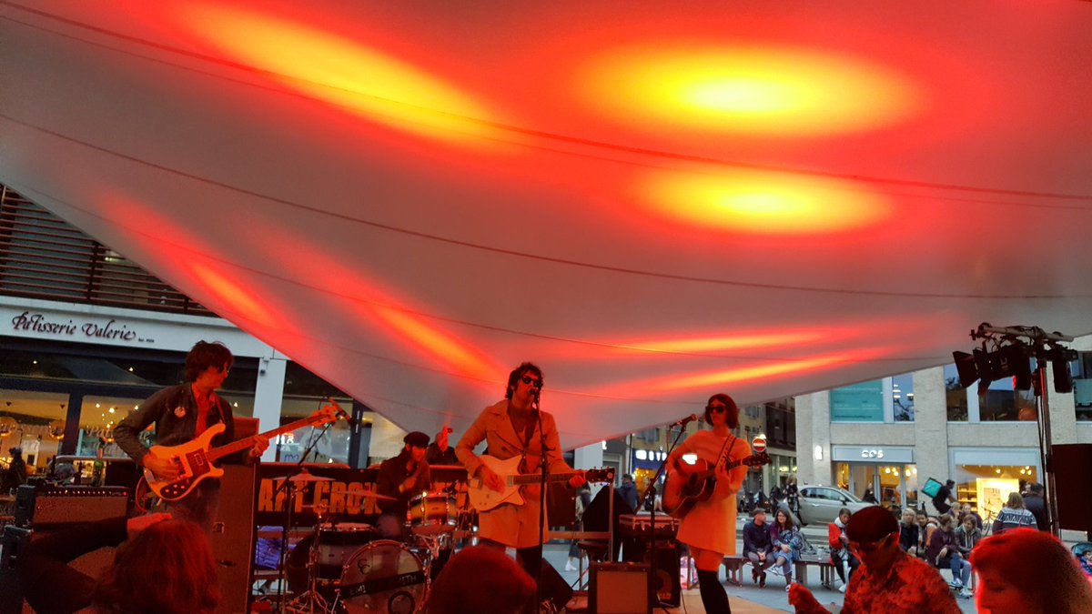 sylviatra's tweet photo. @TheDanielRomano is in da house! @upstartcrowfest #Spitalfields #London #livemusic #Londonlife https://t.co/dDi9S0kGbS