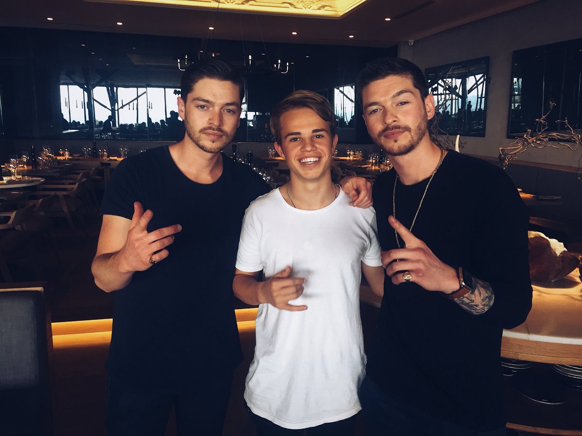 Look who I had lunch with!! Yes that’s <a href="/Locnville/">Locnville</a> ⚡️ such rad guys! Next stop CT🙌🏽