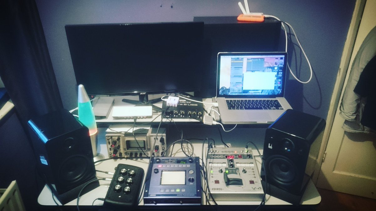 chrisspeedvj's tweet photo. 📹 Synthesising Sunday
#videosynth #BPMC #glitchart #VDMX #videocircuits https://t.co/hj2eRX5ano