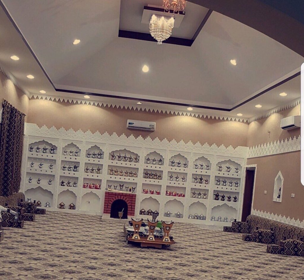 #مجالس_مطير_بالركنه
قالوا مطير وقلت عزعلى عز
اهل الكرم والجود واهل المعـزه
كبيرهم بالطيـب حــر لـيـا فــز
وصغيـرهم لا فـــز يـعـجـب مـفــزه