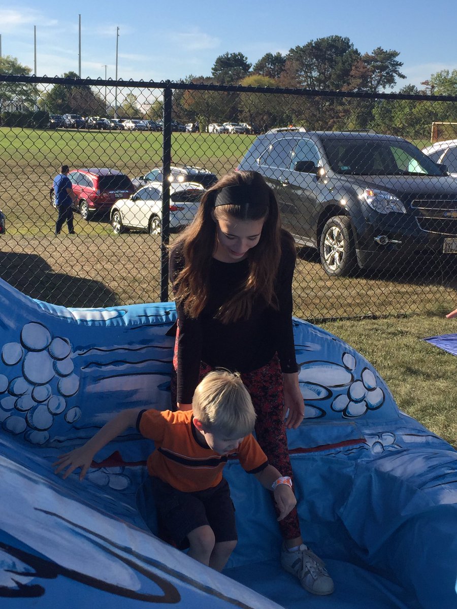 ActionGymDarien's tweet photo. Many thanks to Jess, Casey, Sophia, Dominic and Sarah for helping at Harvest Fest! https://t.co/7So2RLQeUw