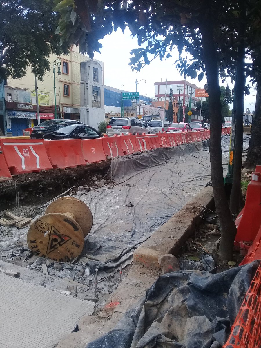 RedEmpGAP's tweet photo. Obras inecesarias incompletas #CDMX #Linea7Metrobus @COCORACO1 @amda_mx @vebuart_1 @joseahumada1981 @PolancoCapital @carmen_olvera @rsnunez https://t.co/mzaGIcY5yd