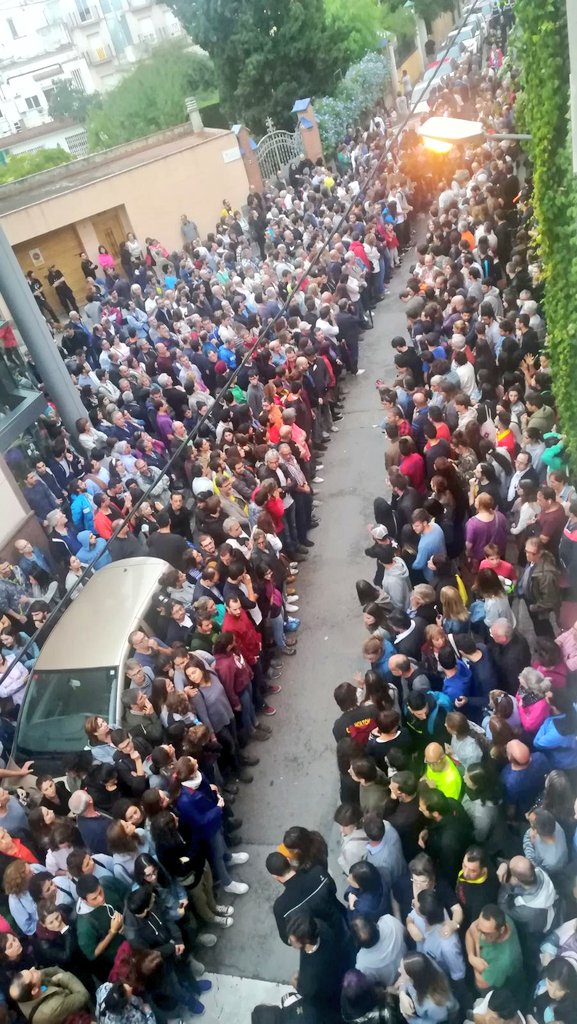 el3devuit's tweet photo. Centenars de persones esperen fora el Casal d'Entitats de Sant Sadurní a què tanqui el col.legi #1oct3d8 https://t.co/ITpFuKft73 https://t.co/5l3RUeew9q