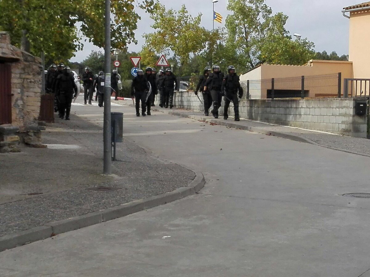 3CatInfo's tweet image. Salut confirma que s'han atès 10 persones a #Aiguaviva per gasos lacrimògens de la policia bit.ly/2xTiZ8a #1OTV3 #1OCatRàdio