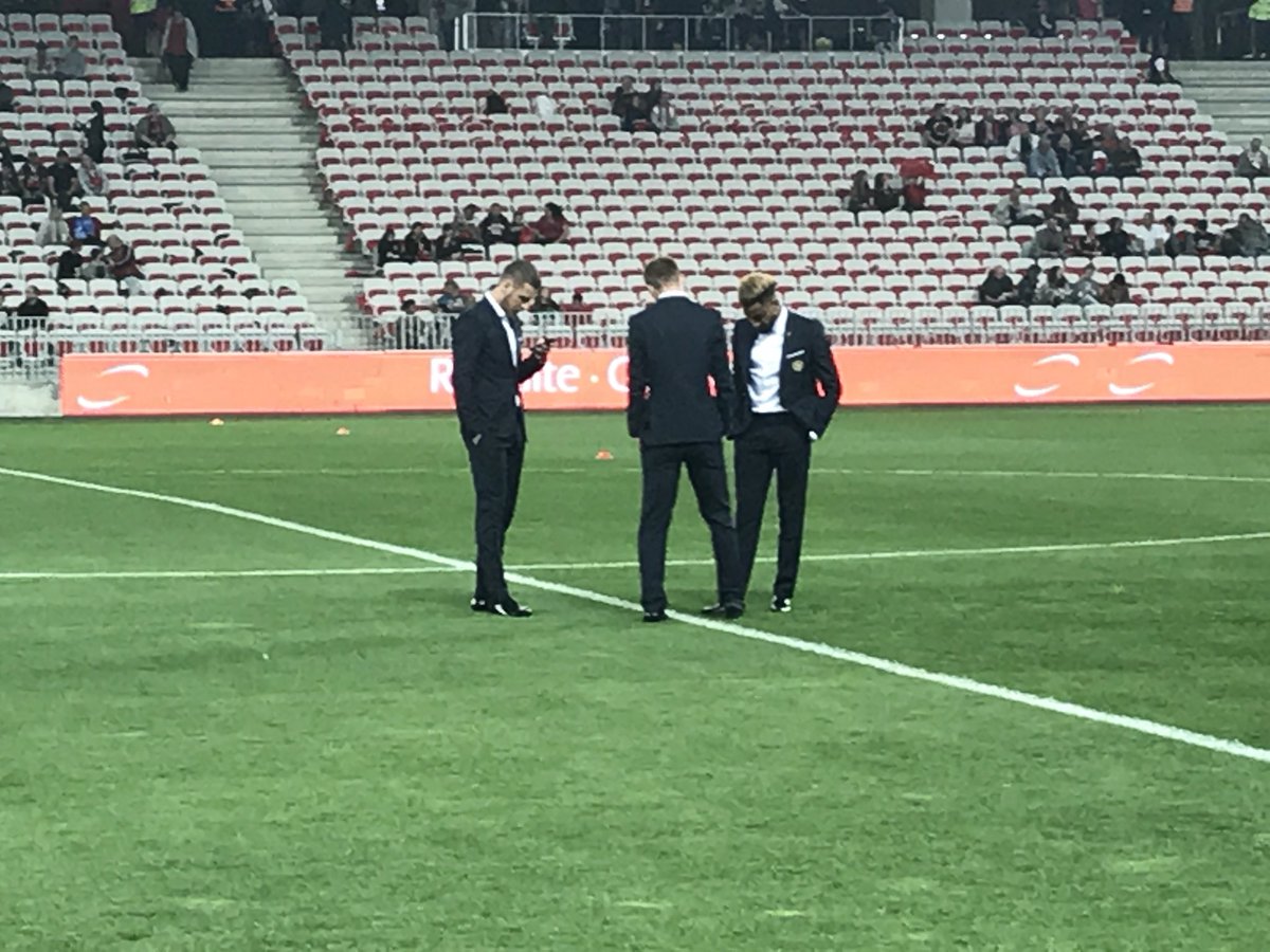 #OGCNOM : Valère Germain et Jordan Amavi, ex-Niçois, restent un moment sur la pelouse de l’Allianz. 
#DerbyAzurTV