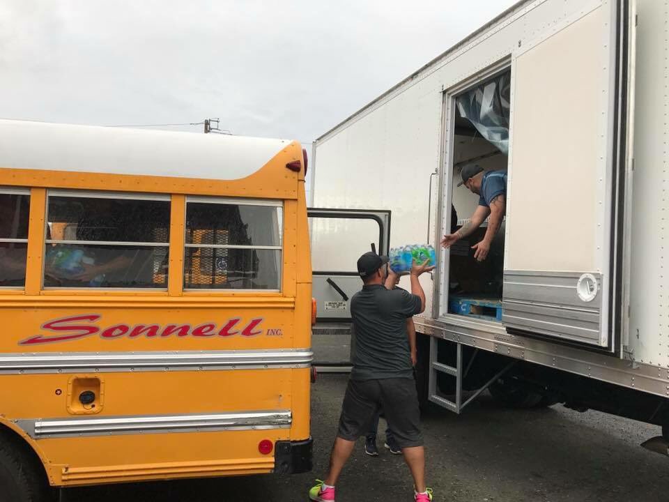 SonnellPR's tweet photo. #GrupoSonnell y el @DeptVivienda trabajando en equipo para llevar agua y suministros al centro de la Isla. #PRSeLevanta https://t.co/bEwZcJo0JV