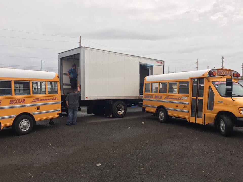SonnellPR's tweet photo. #GrupoSonnell y el @DeptVivienda trabajando en equipo para llevar agua y suministros al centro de la Isla. #PRSeLevanta https://t.co/bEwZcJo0JV