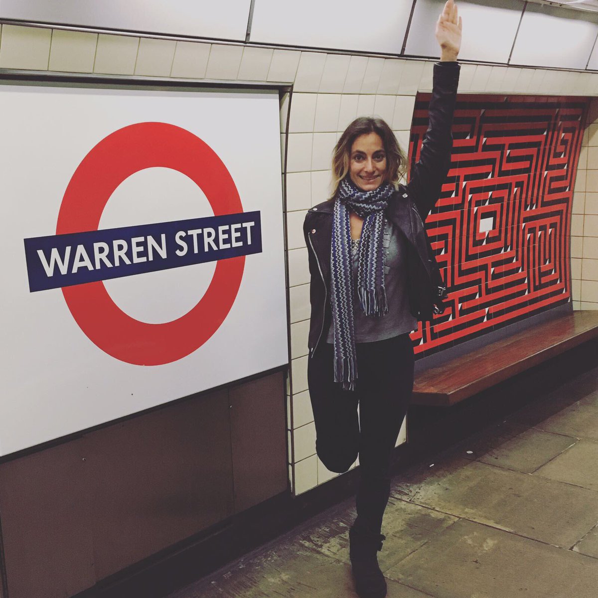 PathakYoga's tweet photo. Our October #tubeyoga pose is #santulanasa #yogaanywhere, good for #spine #abdominals  #yogaeverywhere #pathakyoga #officeyoga #warrenstreet https://t.co/6EPdPdgYlN