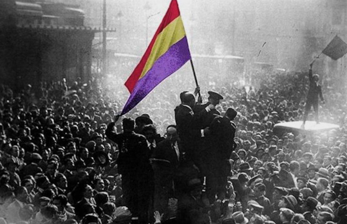 agarzon's tweet image. La plaza de Sol se está llenando en solidaridad con el pueblo catalán. Hay una España republicana que defiende la libertad y justicia.