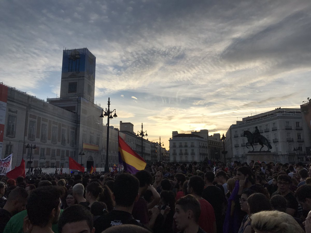 agarzon's tweet image. La plaza de Sol se está llenando en solidaridad con el pueblo catalán. Hay una España republicana que defiende la libertad y justicia.