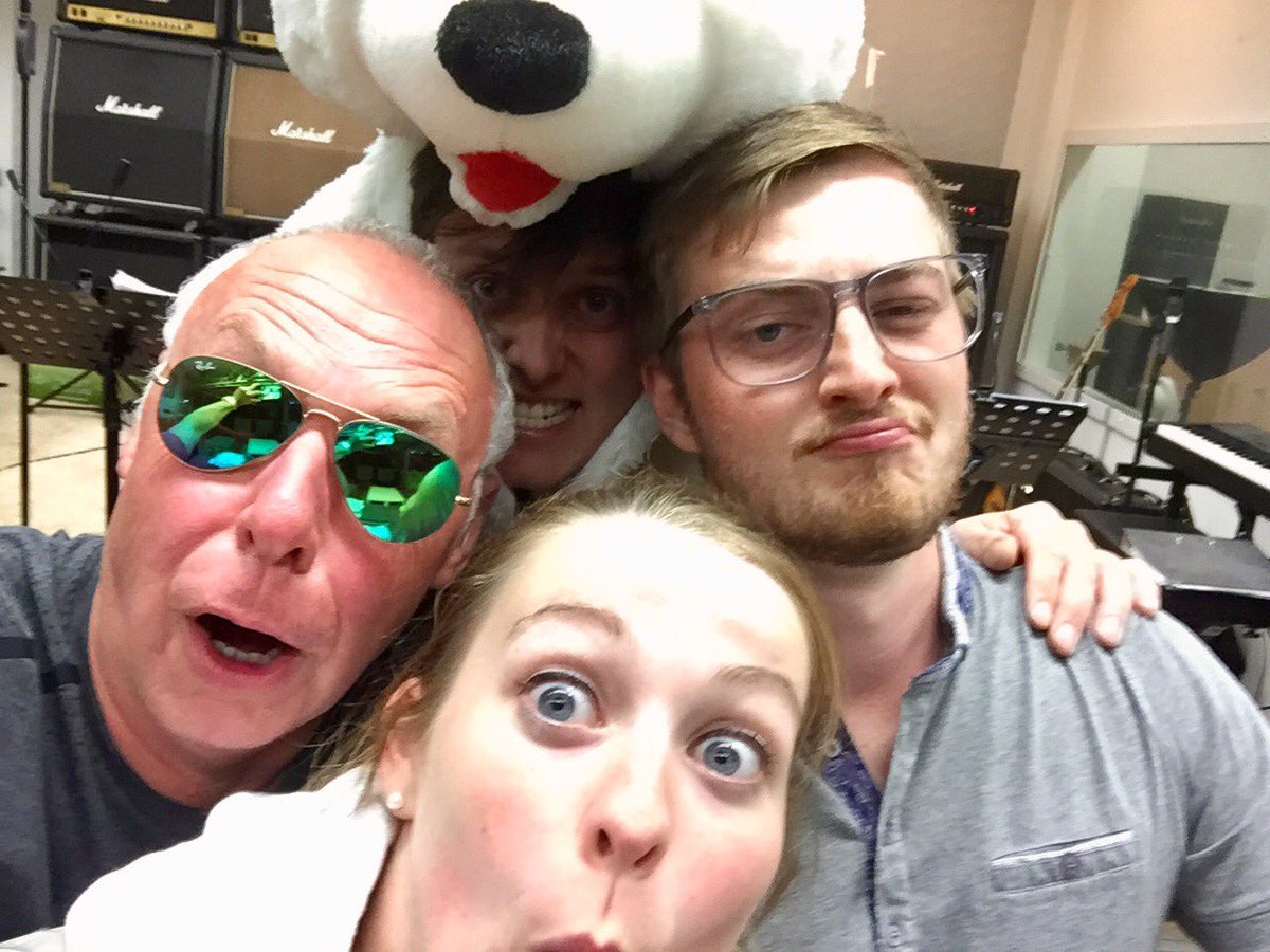 TheoDruffel's tweet photo. Happy Birthday Caro 🎤 Weltbeste wundersame Sängerin von beste Band von Welt ist #millrock https://t.co/mh4LU15Dkx