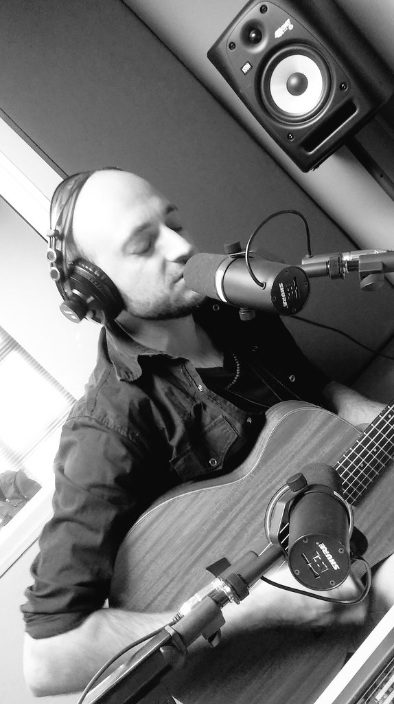AndyLeve's tweet photo. He is here spreading some "sweet sunshine" behind the mic right now. @HowieCombrink you're truly awesome #samusic #thesoundofsa https://t.co/smgw7gqRQI