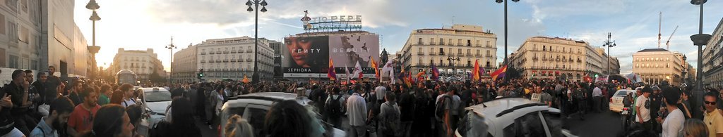 feminicidio's tweet photo. "#Madrid está con el pueblo catalán"
Una plaza de Sol repleta se manifiesta contra la represión
#CatalanReferendum 
#1Oct https://t.co/STkdz32qPj