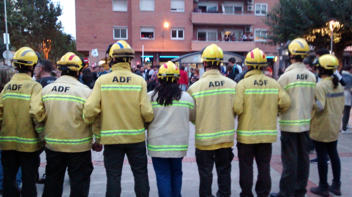 teresachecag's tweet photo. Un aplaudiment a l'ADF (agrupació de defensa forestal) d'Olesa de Montserrat. Gràcies per protegir el vostre poble.!!!!!!!!!!!!! https://t.co/hC1WQdUWOR