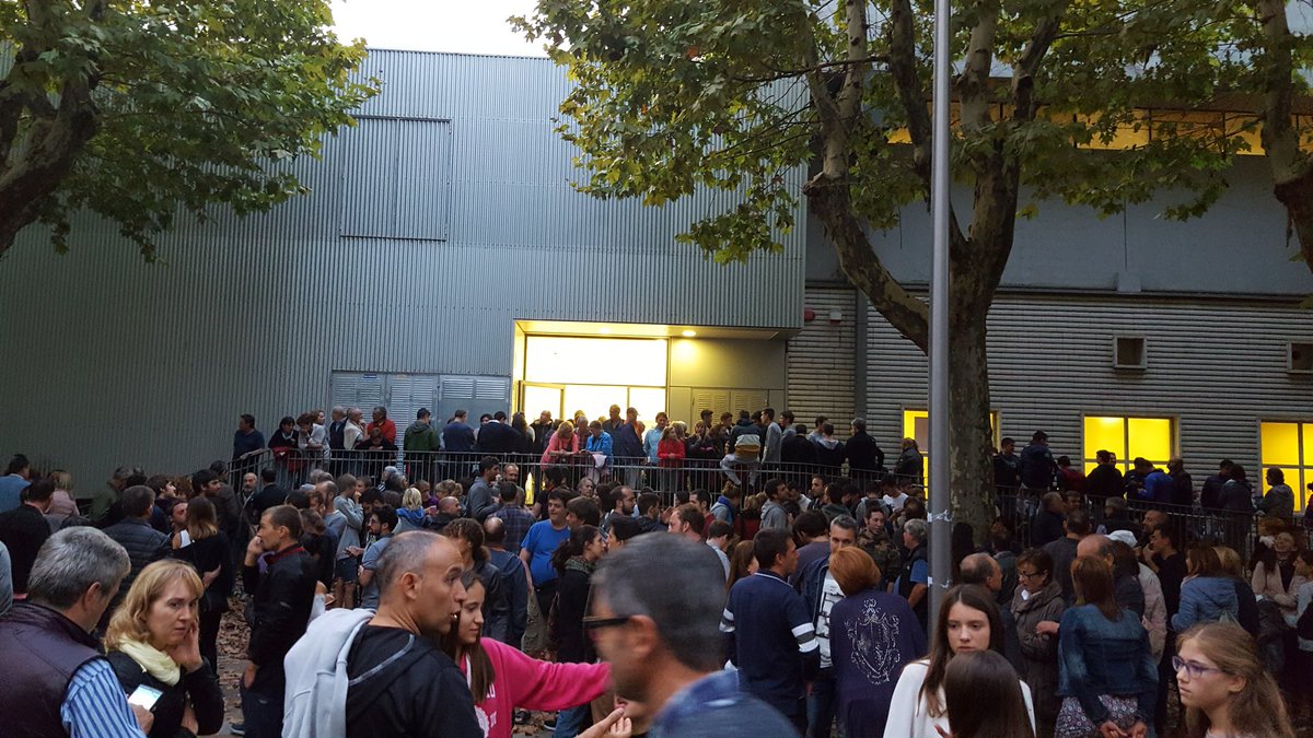 AdrianaLlonga's tweet photo. Bon ambient al Pavelló d'esports esperant l'hora del recompte @AprOlot #1Oct @ref1oct #1OGarrotxa  #referendumCAT #CatalonianReferendum https://t.co/ChviGLjLdJ