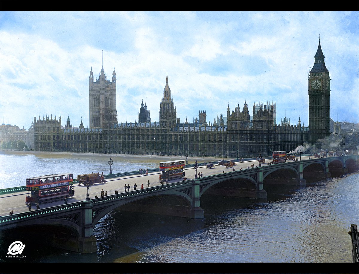 marinamaral2's tweet photo. (Colorized by me): London Bridge with trams, London, 1918-1919. https://t.co/BXAPdmcgQ0