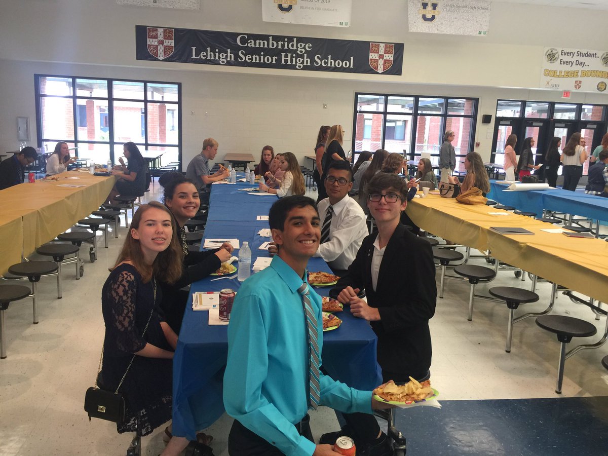 CCHSKeyClub25's tweet photo. KCKC last Saturday was so much fun!! Can't wait to get alll of our service projects going this school year!! #BeTheKey 🔑 https://t.co/D9modT15lY