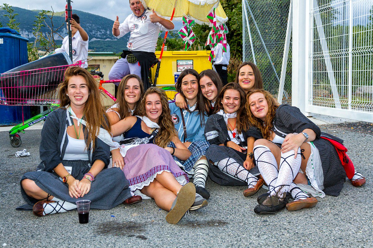 maitegdea's tweet photo. Hilabete bat jada 😥😭🔙🏡🎉💃🔥🍻 #silbatosteam #esecomando ❤ https://t.co/XAUugF50pi